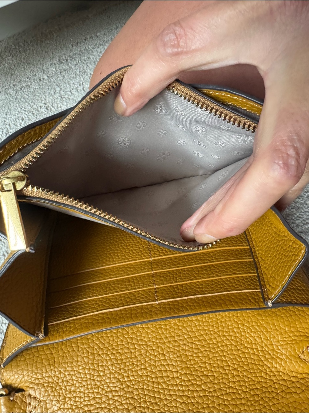 Tory Burch Pebbled Leather Crossbody Bag in Mustard Gold-Tone Logo - Picture 9 of 14
